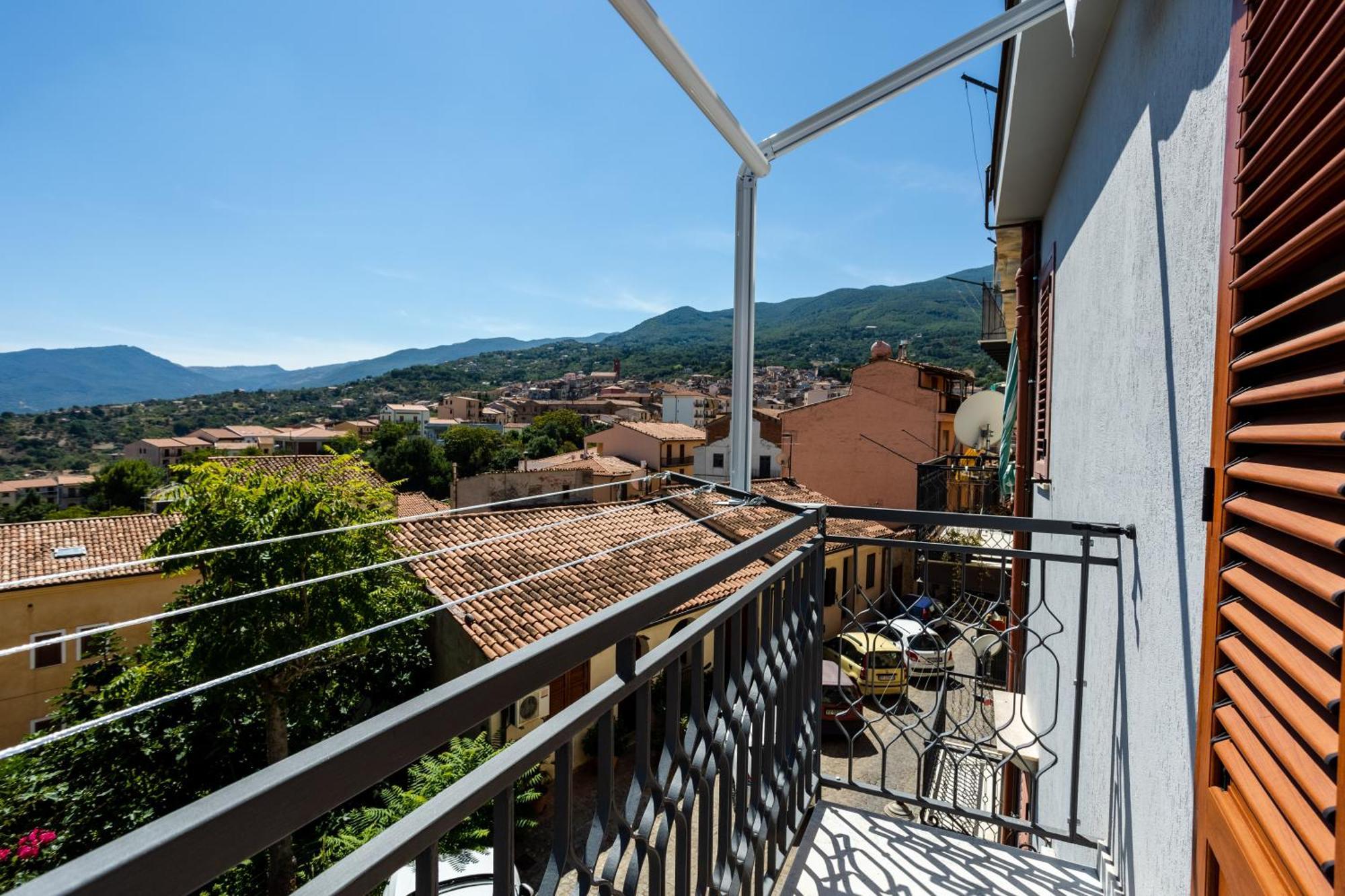 Porta San Paolo House Aparthotel Castelbuono  Bagian luar foto