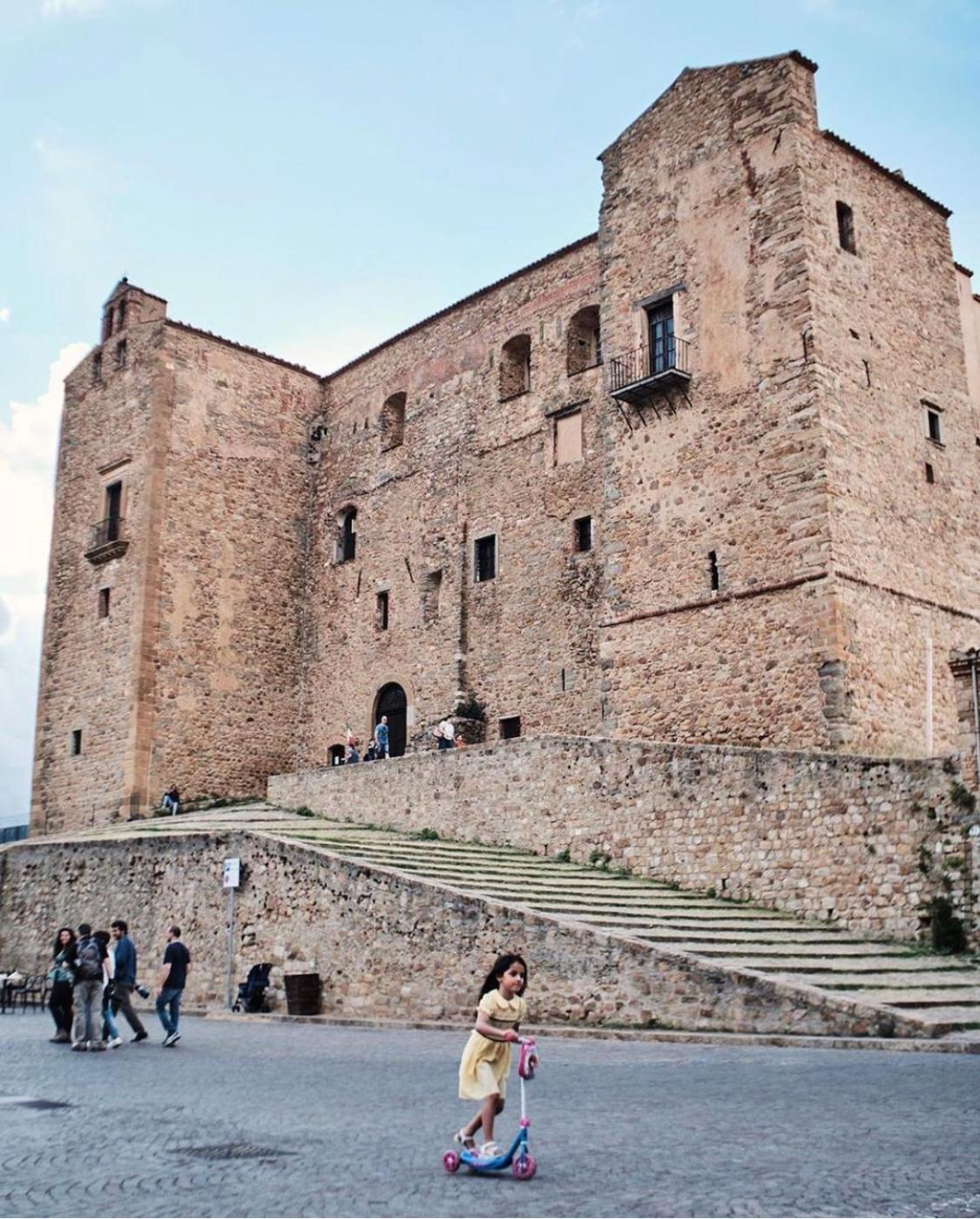 Porta San Paolo House Aparthotel Castelbuono  Bagian luar foto
